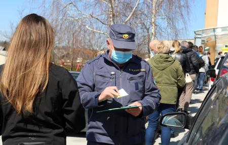 PROSTOVOLJCI PRI TESTIRANJU COVID 03 FOTO LJUBO VUKELIČ